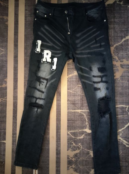 Джинсы Amiri и ремень Valentino