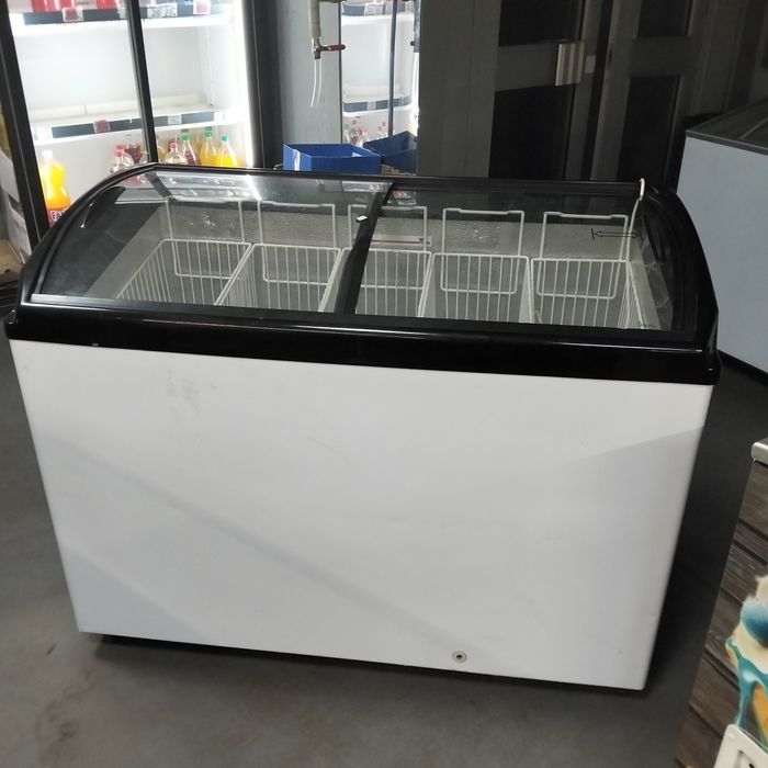 Терміново продам Холодильну вітрину Голд