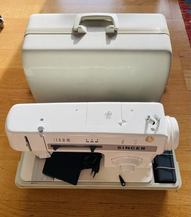 Máquina de costura  da Singer portátil