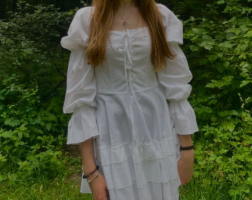 ніжна біла сукня