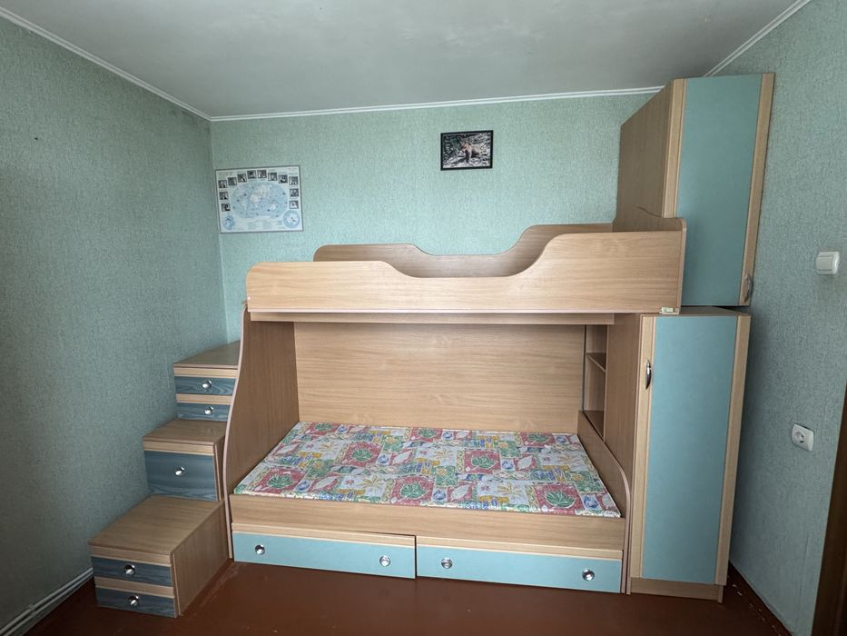 Двохповерхове ліжко та шафа