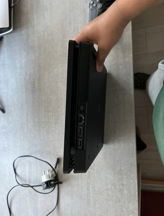 PS4 Slim 500 GB + pad | Stan bardzo dobry+gra