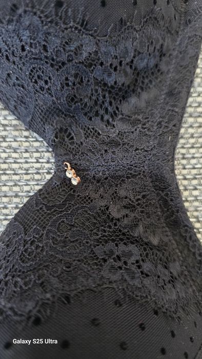 Biustonosz czarny w kropki z koronką 80C usztywniany stan BDB