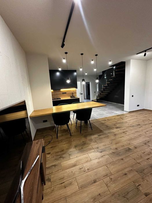 Продається сучасний котедж в м. Тячів