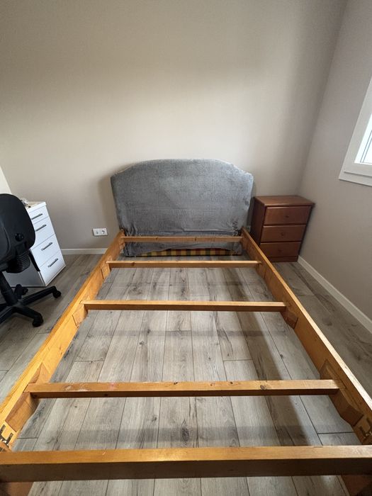 Cama em madeira maciça + mesa de cabeceira (140x190)