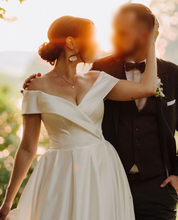 Suknia ślubna satynowa / rozmiar M / sznurowany gorset / WELON