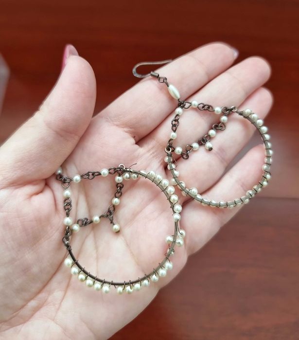 Brincos compridos e redondos com bolinhas brancas/ cremes