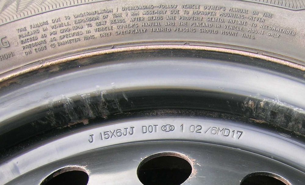 Opony zimowe UNIROYAL na stalowych felgach 15"