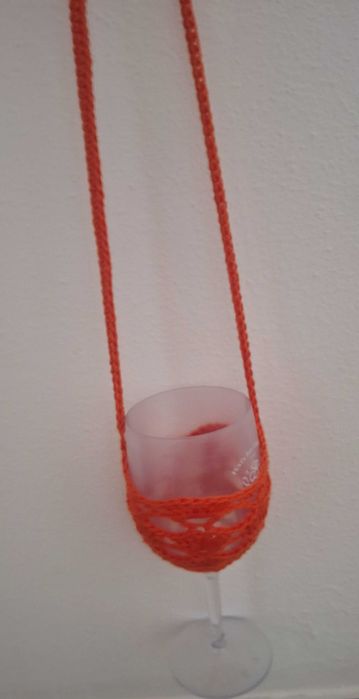 Suporte para copo com alça de pescoço.