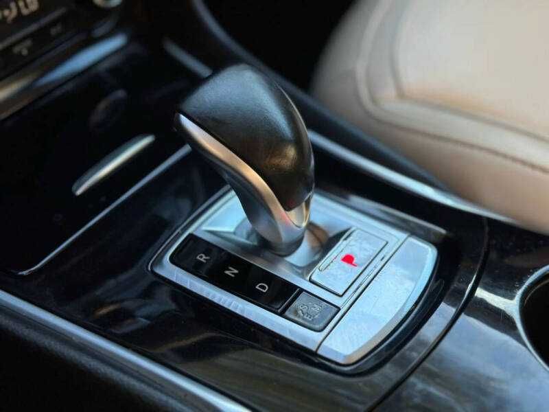 2017 Infiniti QX30 Premium