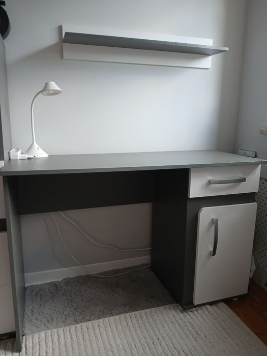 Zestaw mebli łóżko 90 cm biurko komoda półka