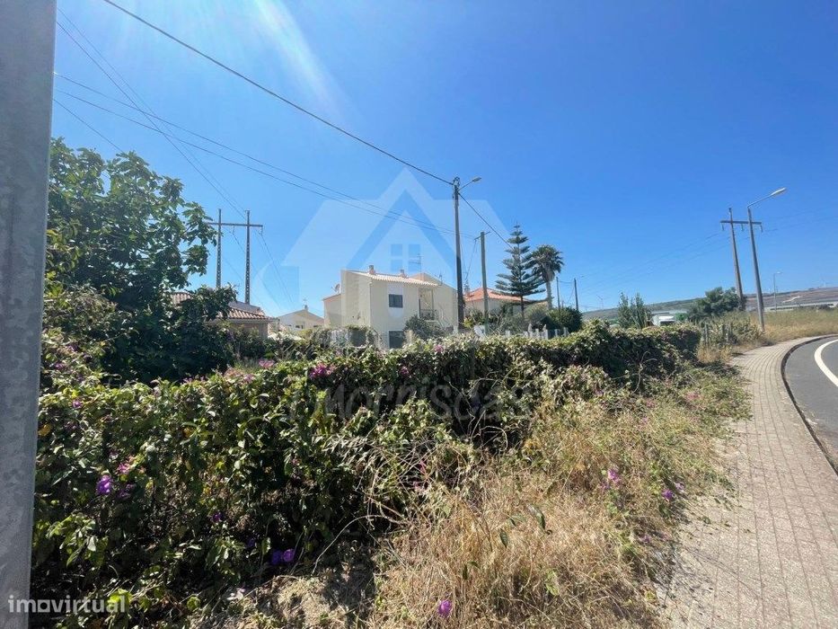 Lote de terreno de gaveto com 300 m² localizado na Granja, Vialonga