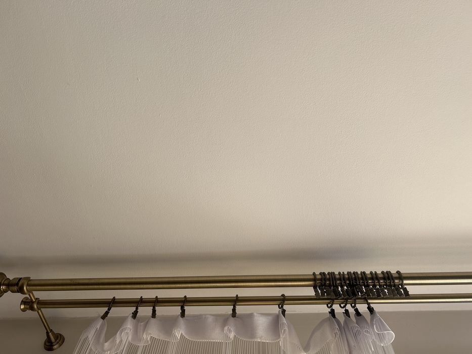 Karnisz z mocowaniem i zabkami 2.40 centymetrow , bardzo ladnie sie pr