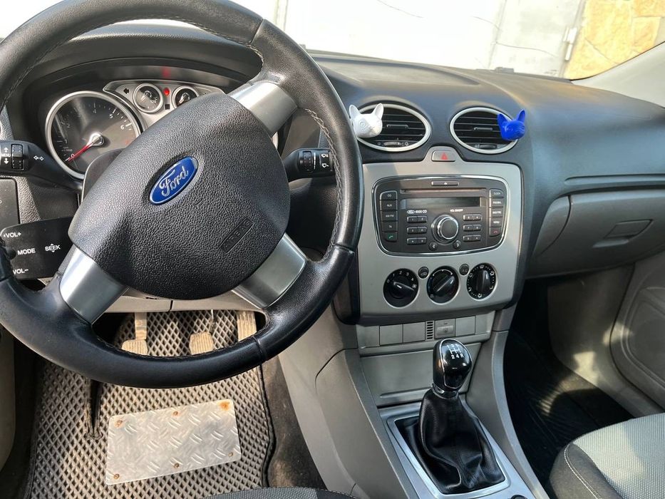Подаеться автомобіль