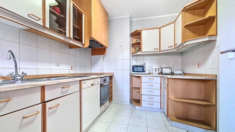 Arrenda-se T2 com garagem, perto da praia!