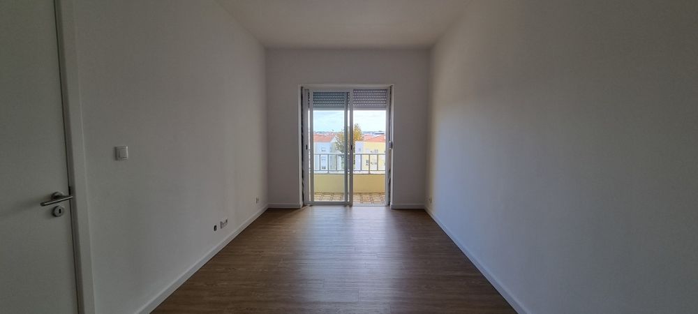 Vende-se  t2 remodelado Torre Marinha Arrentela