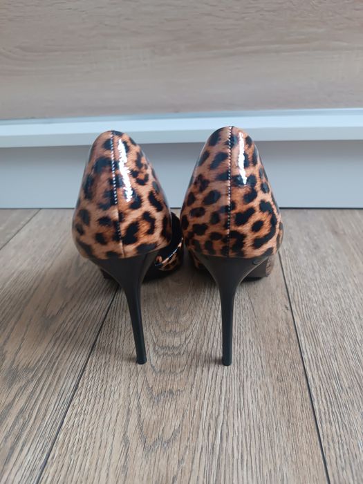 Burgundowe wysokie obcasy