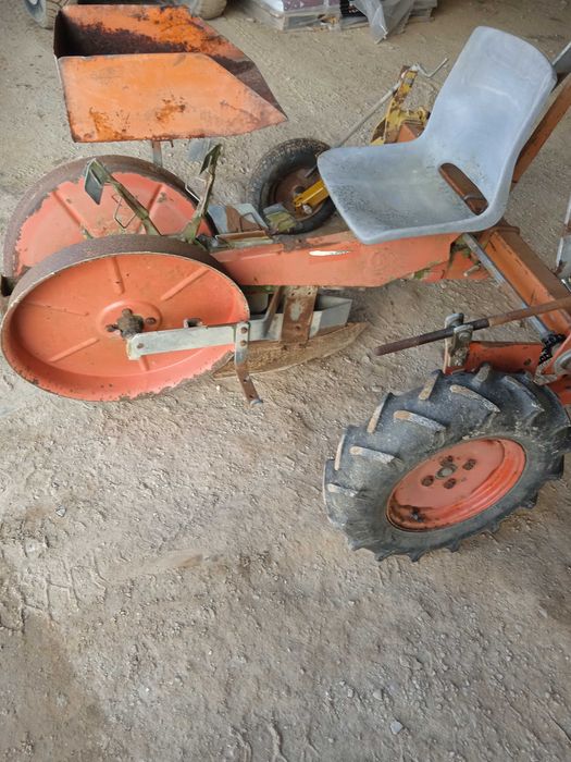 Várias alfaias agrícolas