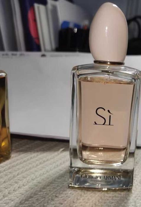 Sì Armani – magia kobiecej siły w perfumach.