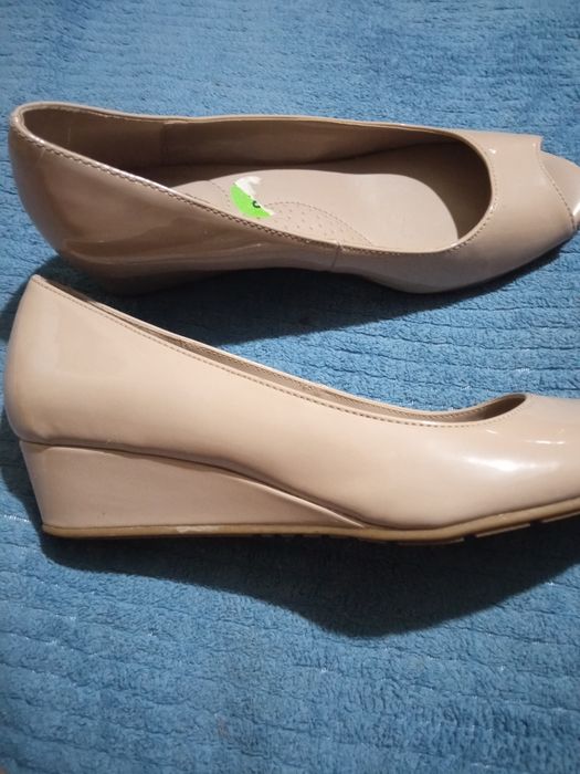 Туфлі нові, але є маленький дефект, його видно на фото.