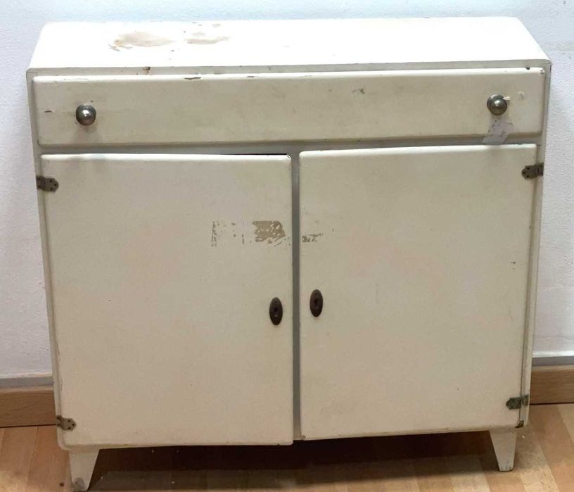 Móvel antigo, ideal para restauro.  estrutura sólida