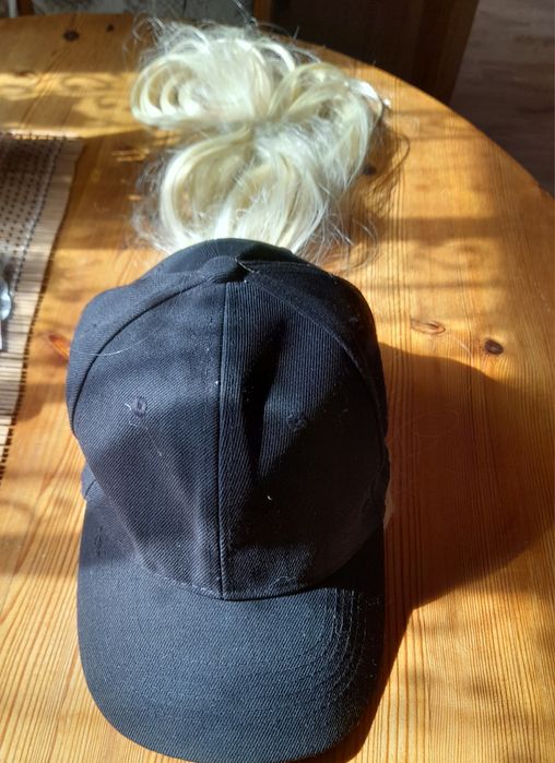 Czapka  z włosami blond