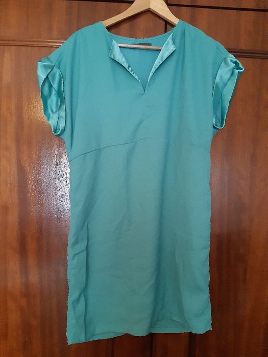 Vestido verde com detalhes em cetim