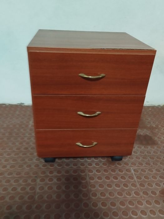 Conjunto de 2 mesas de cabeceira em mogno e um módulo em cerejeira