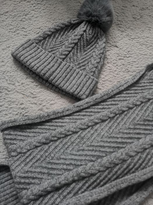 Komplet czapka szalik zimowy o ciekawym splocie