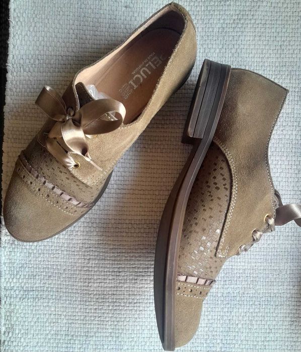 Sapatos clássicos com atacador acetinado