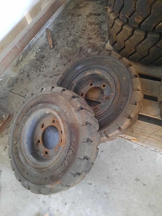 Lote de 14 Pneus Sólidos e Jantes para Máquinas e Empilhadores