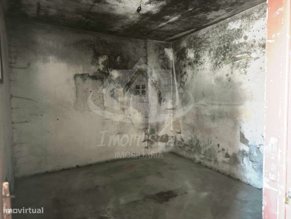 Prédio de 2 pisos para remodelação no Bairro de São João em Camarate