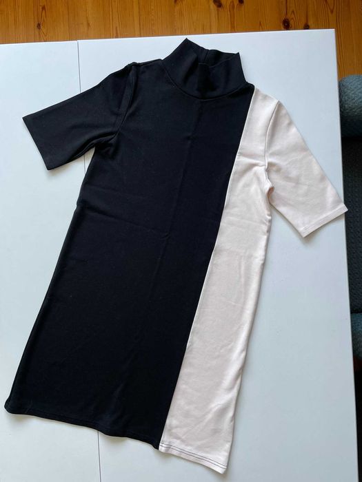 Bonprix Bodyflirt sukienka trapezowa z golfem czarna kremowa półgolfem