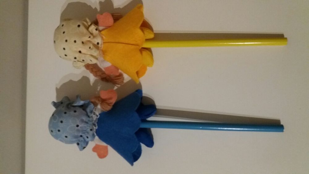 Lápis de carvão com boneca