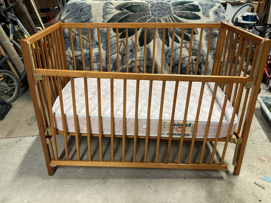 Cama de bebe com colchão em bom estado