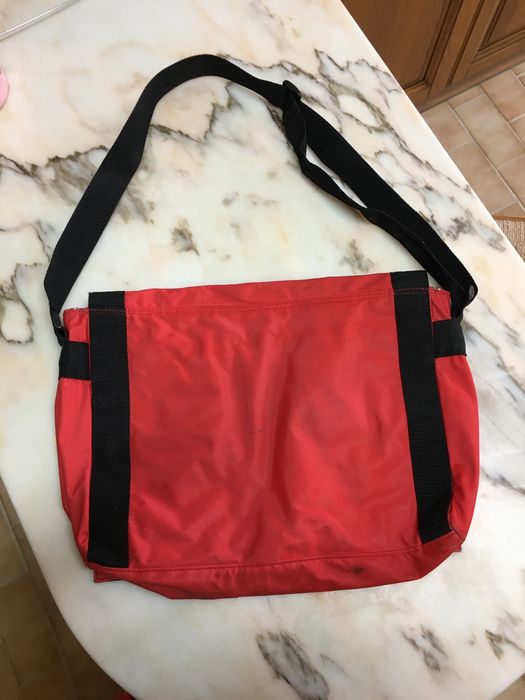 Mochila escolar alça única da Pucca vermelha e preta