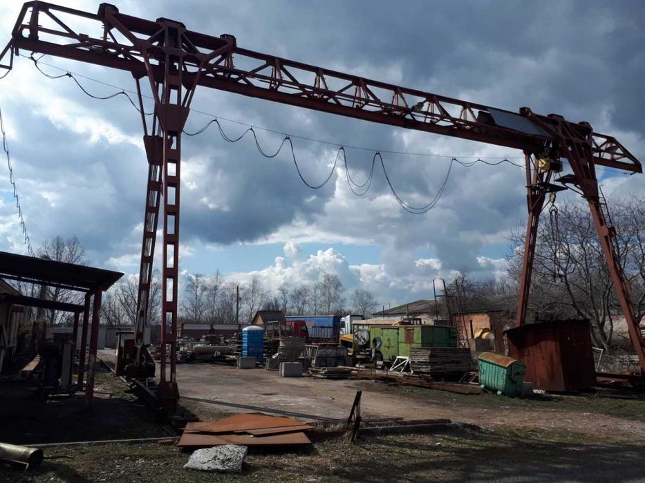 Промислово - виробниче приміщення з козловим краном та металевий ангар