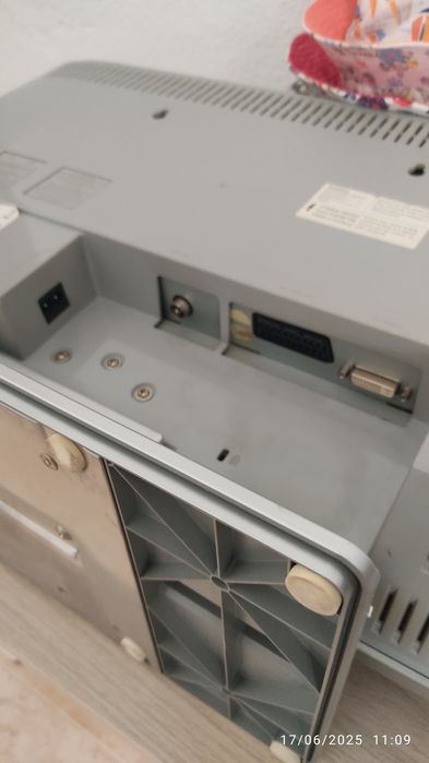 Televisão com comando de 50cm64751796621185122