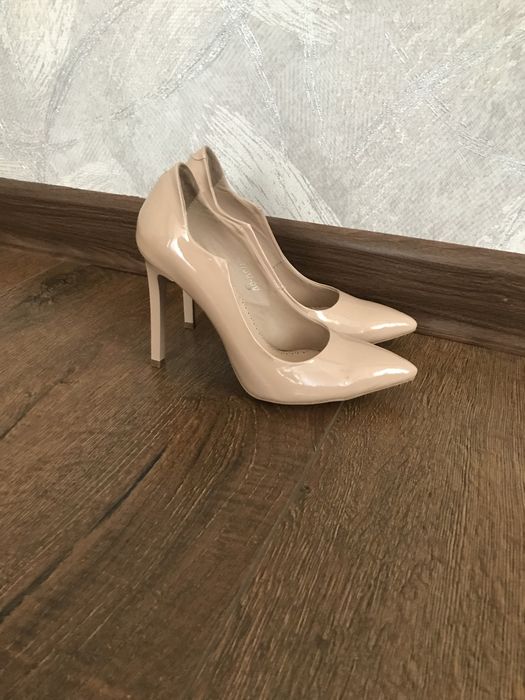 Лаковані туфлі жіночі