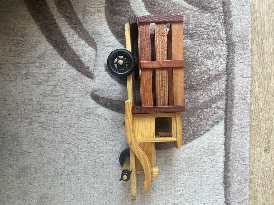 Автомобіль деревʼяний