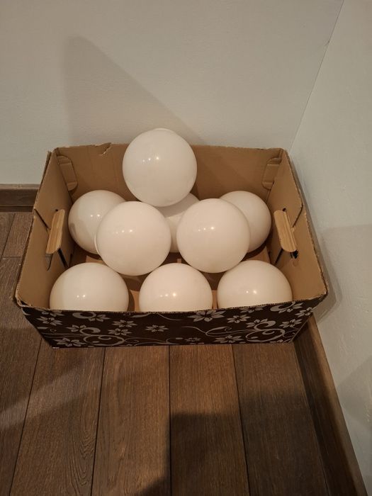 Żyrandol 9 ramienny w kształcie winogrona.