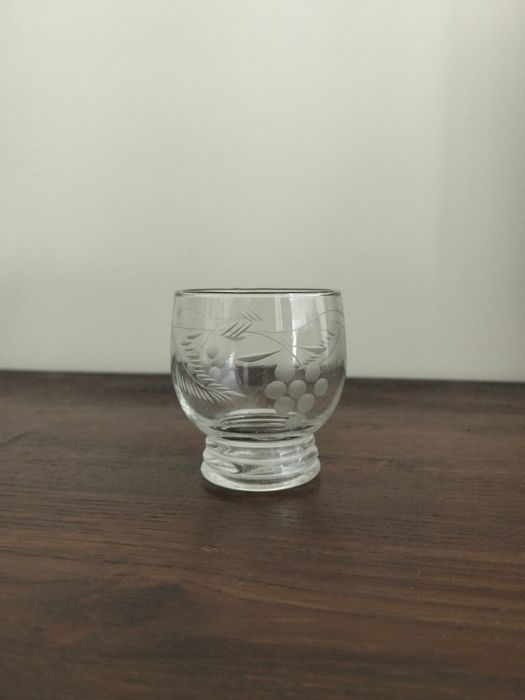 Copos com pé, com gravação muito delicada, antigos, estilo vintage