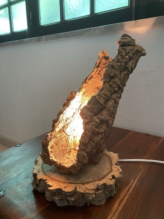 Candeeiro artesanal, rústico. Feito de cortiça. Ideal para iluminar e decorar.