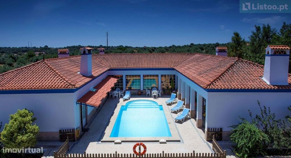 Moradia de traça alentejana com 6 suítes,  situada em Alpalhão