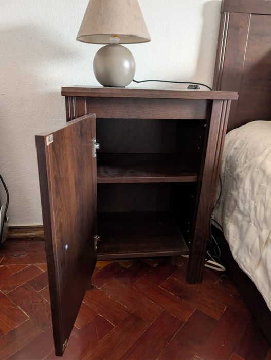 Cama 1,60x2,00 com colchão, estrado e gavetões + mesas de cabeceira