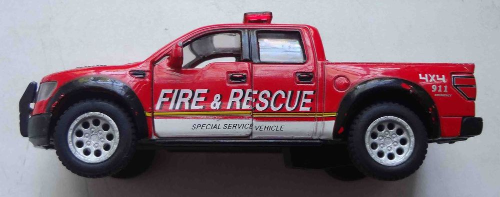 Металлическая машинка KiNSMART 2013 Ford F-150 SVT Raptor Supercrew