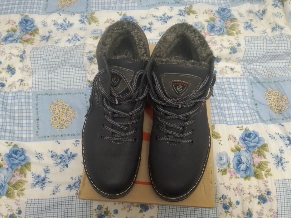 Продаю совершенно новые ботинки ECCO