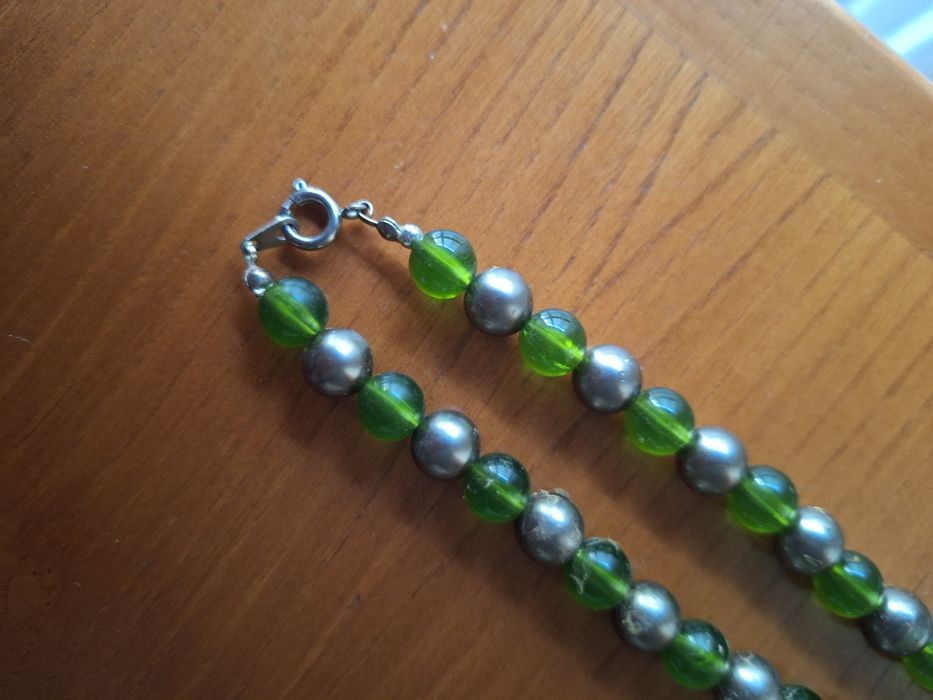 Colar com Contas Verdes e Prateadas