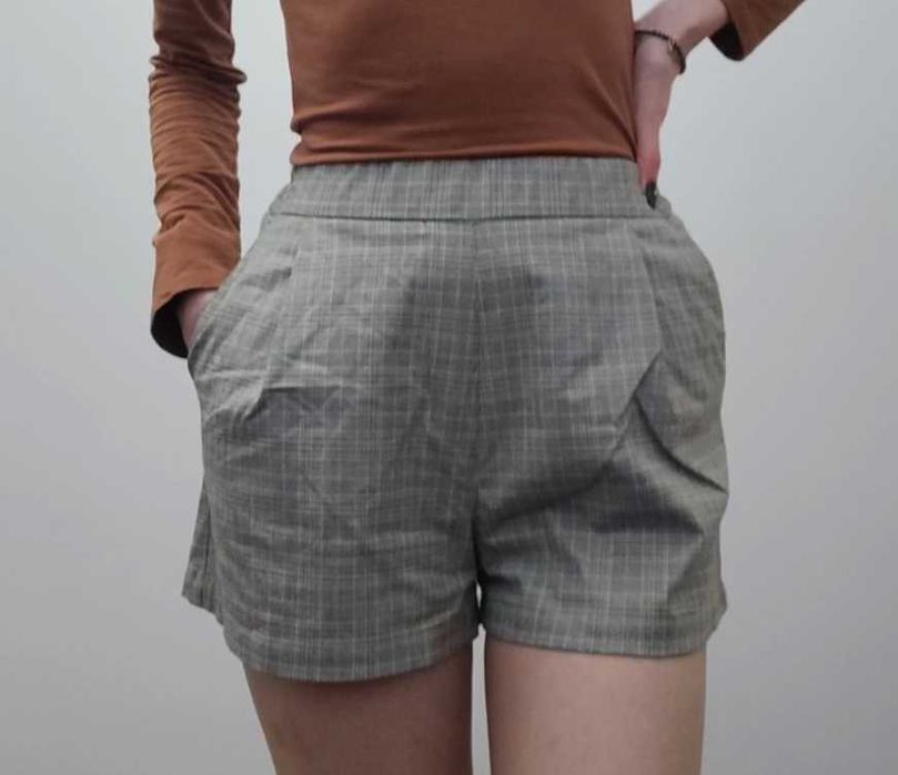 Szare szorty w kratę