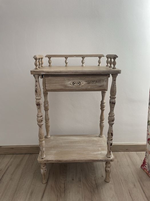 Movel pequeno de madeira